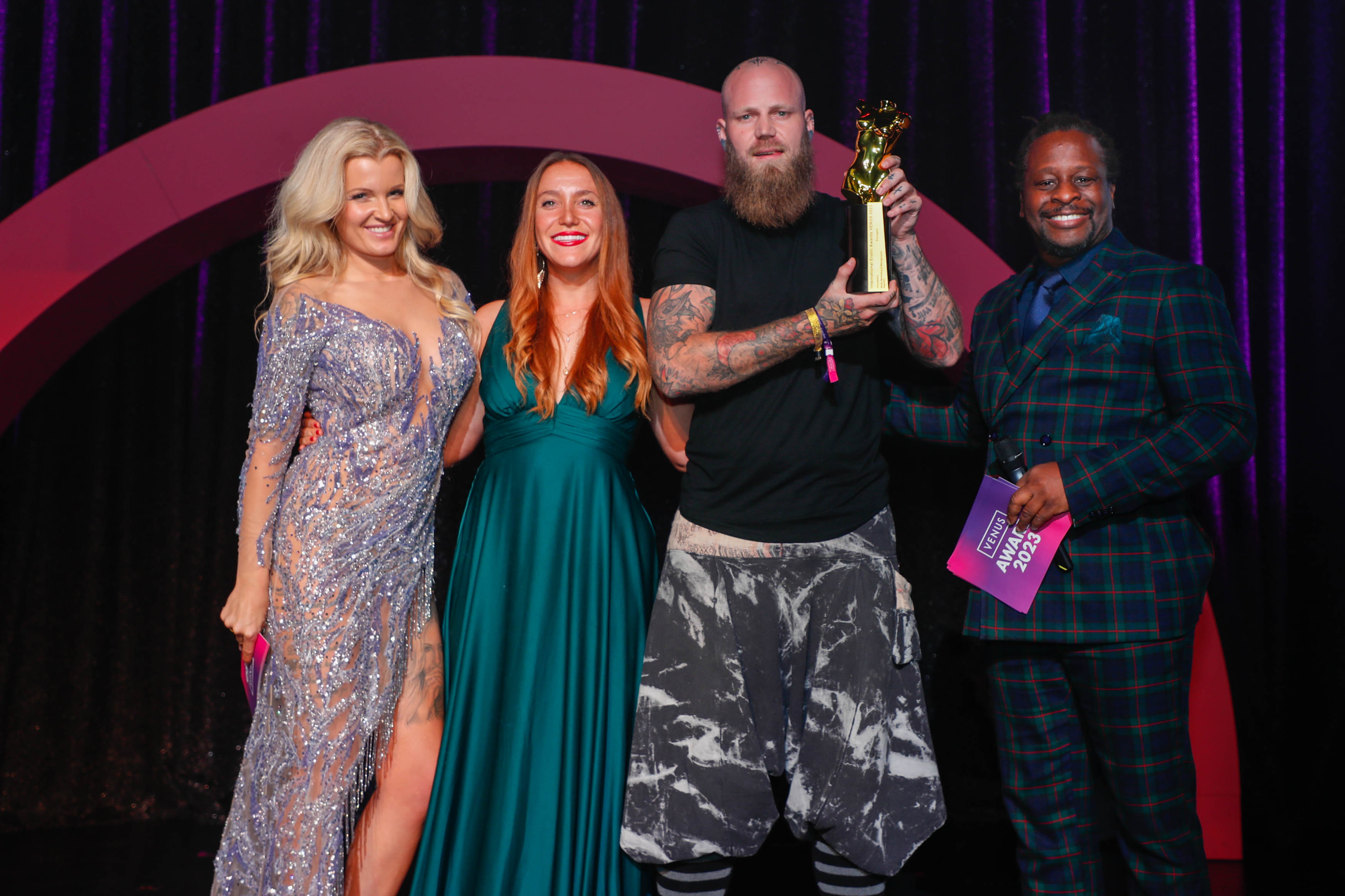 Gewinner der Preiskategorie Juryaward Beste Marketing- und Management Agentur "PORNAGENT mit den Moderatoren RoxxyX und Mola Adebisi 
bei der Verleihung VENUS AWARD 2023 im Wintergarten Variete Theater, Berlin.

© Agentur Baganz, 26.10.2023