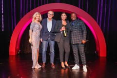 Gewinner der Preiskategorie Beste Off App BLUE MOVIE mit den Moderatoren RoxxyX, Mola Adebisi, 
bei der Verleihung VENUS AWARD 2023 im Wintergarten Variete Theater, Berlin.

© Agentur Baganz, 26.10.2023