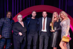 Gewinner der Preiskategorie Best Escort Marketplace "Kauf mich" mit den Moderatoren RoxxyX, Mola Adebisi   
bei der Verleihung VENUS AWARD 2023 im Wintergarten Variete Theater, Berlin.

© Agentur Baganz, 26.10.2023