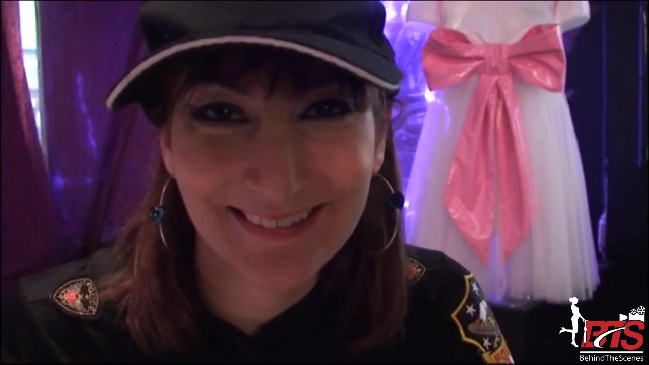 Charlotte-de-Castille_CabineOccupee-720p_BTS-02